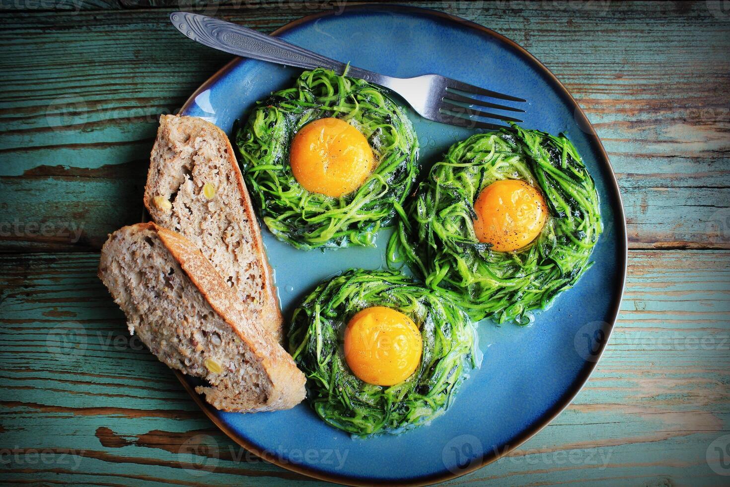 friterad ägg i zucchini nudel bo, friska frukost, topp se foto