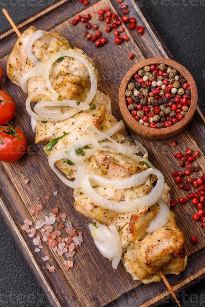 utsökt färsk kyckling kött kebab med salt, kryddor och örter foto