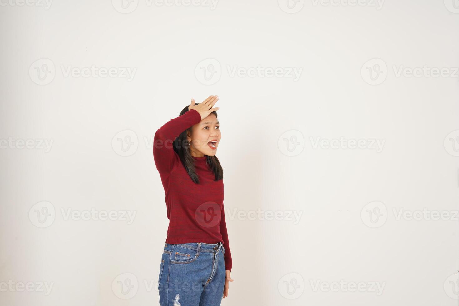 ung asiatisk kvinna i röd t-shirt hand på huvud, glömma något gest isolerat på vit bakgrund foto