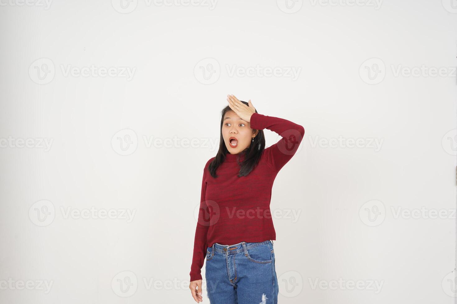 ung asiatisk kvinna i röd t-shirt hand på huvud, glömma något gest isolerat på vit bakgrund foto