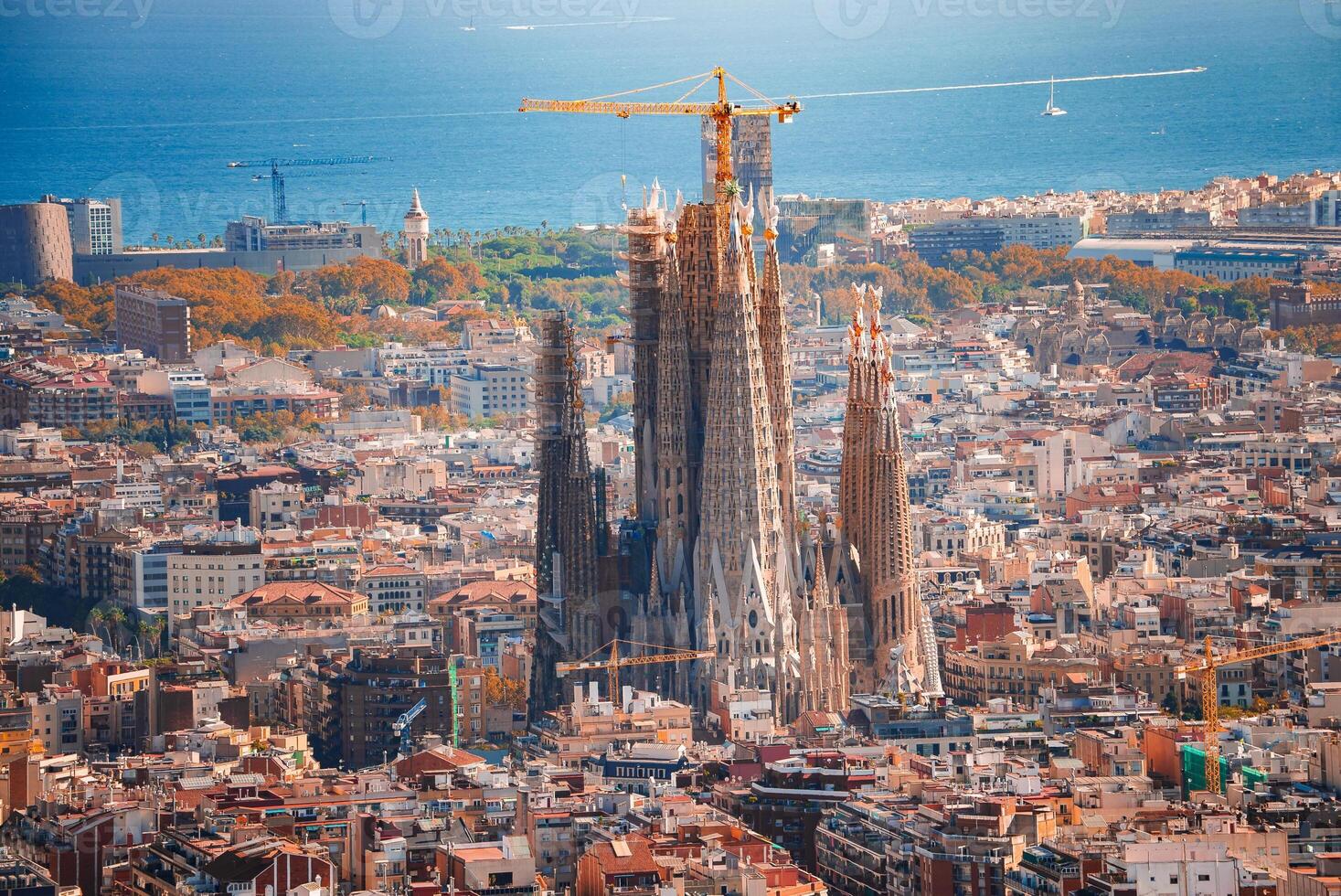 expansiv panorama- se av sagrada familia och de barcelona horisont, Spanien foto