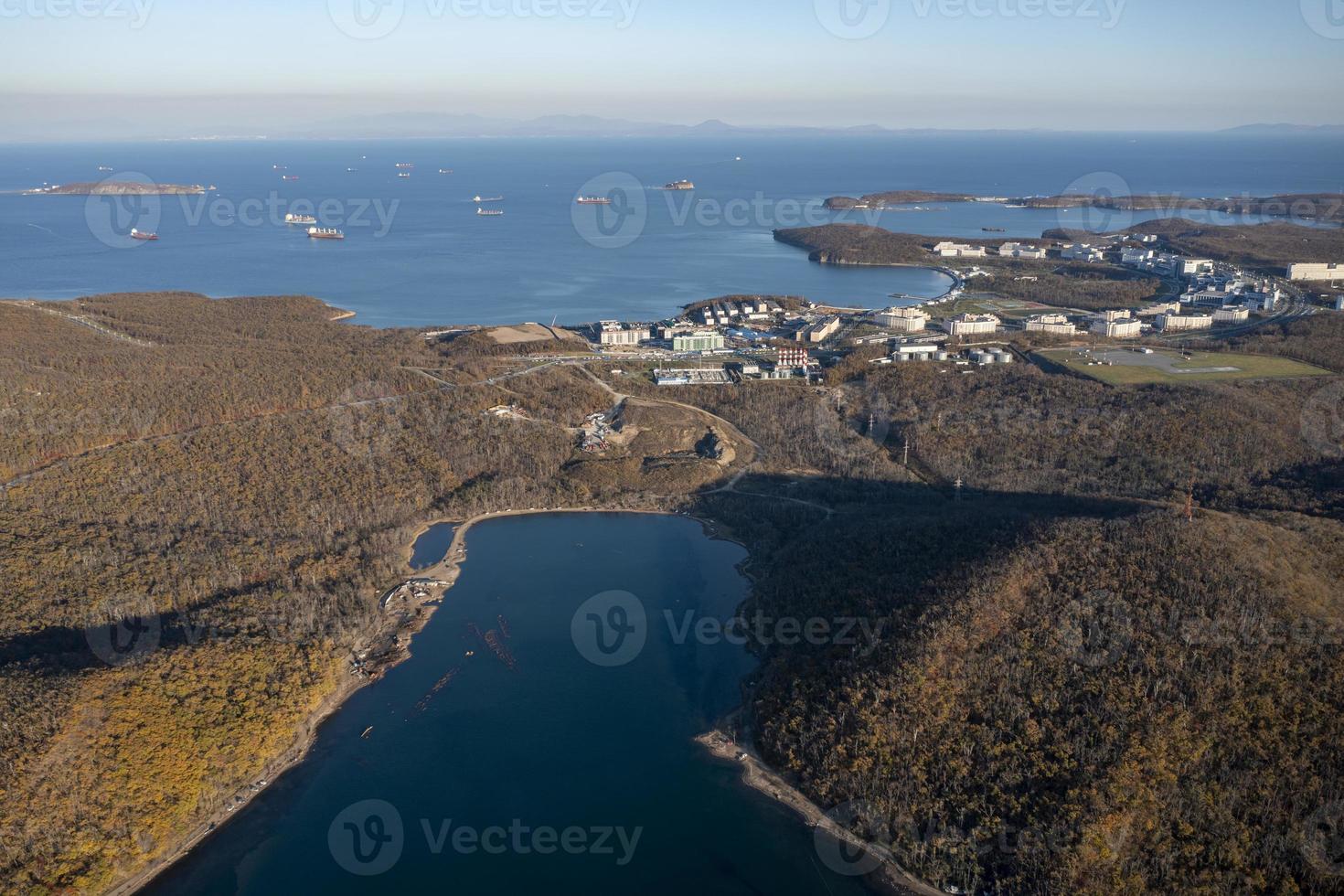 Flygfoto över havet med utsikt över den ryska ön. foto