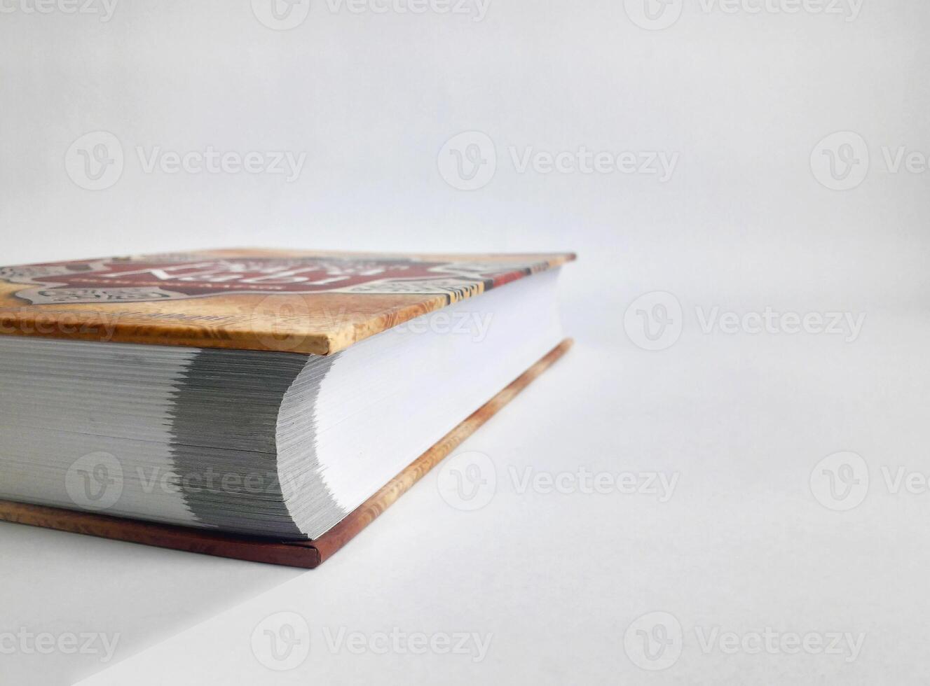 tjock bok på en vit bakgrund foto