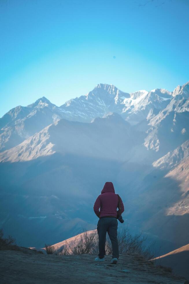 fotograf vandrande i de himalaya foto