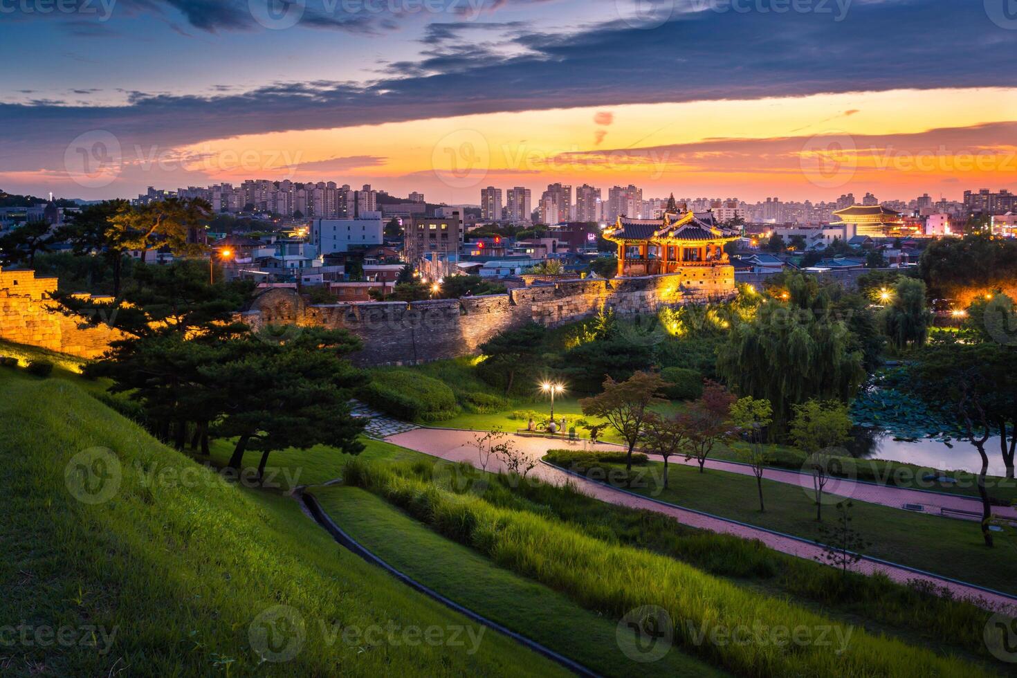 gammal stad vägg på hwaseong fästning efter solnedgång, traditionell arkitektur av korea på suwon, söder korea. foto