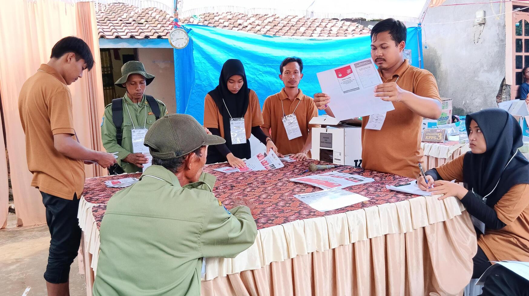demak, indonesien - februari, 2024 - rösta räkning bearbeta på tps, indonesiska president- val. foto