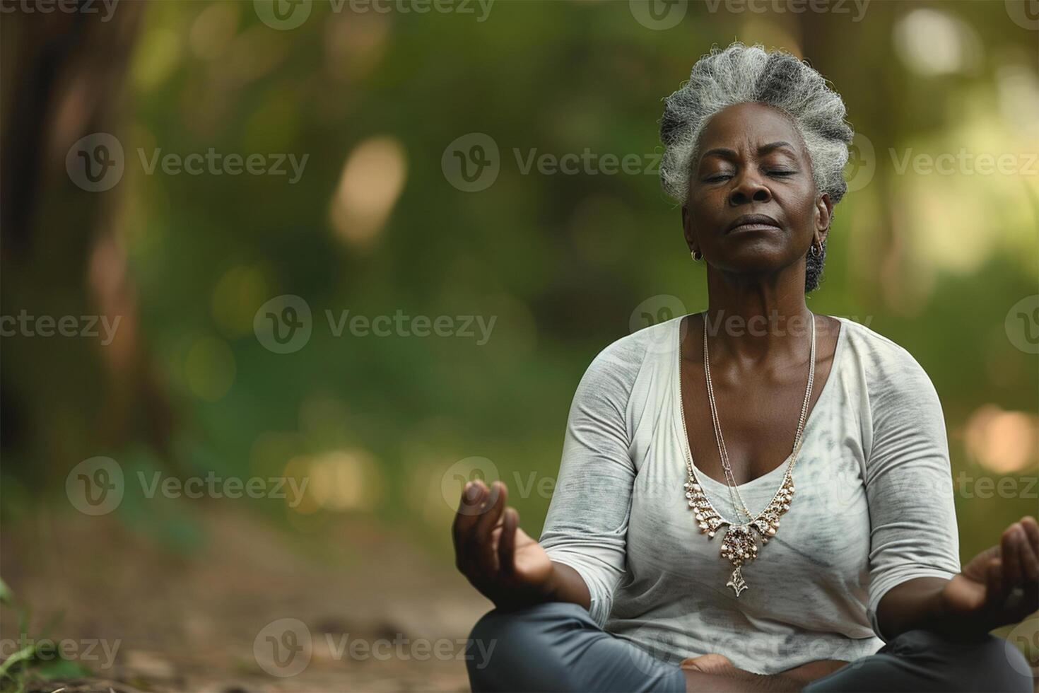 ai genererad ett äldre kvinna med slående grå hår mediterar lugnt i en frodig skog miljö. foto