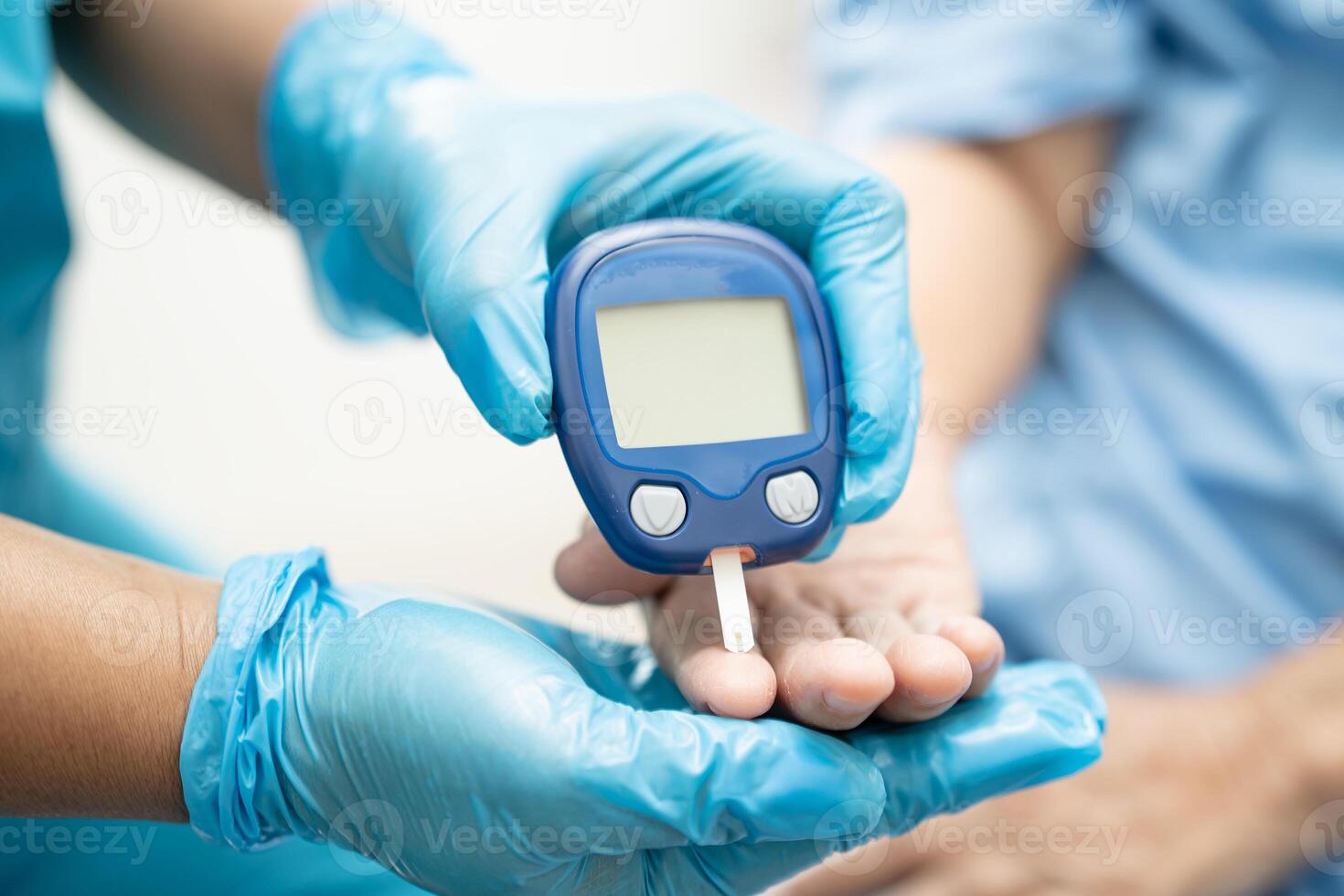 läkare kolla upp diabetes från finger blod socker nivå med finger lansett. foto