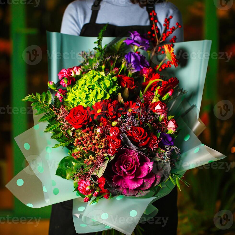 kvinna innehav färgrik blomma bukett foto