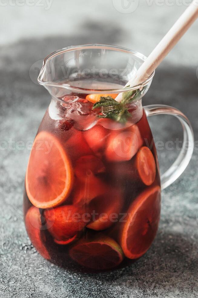 en tillbringare av spanska frukt sangria foto