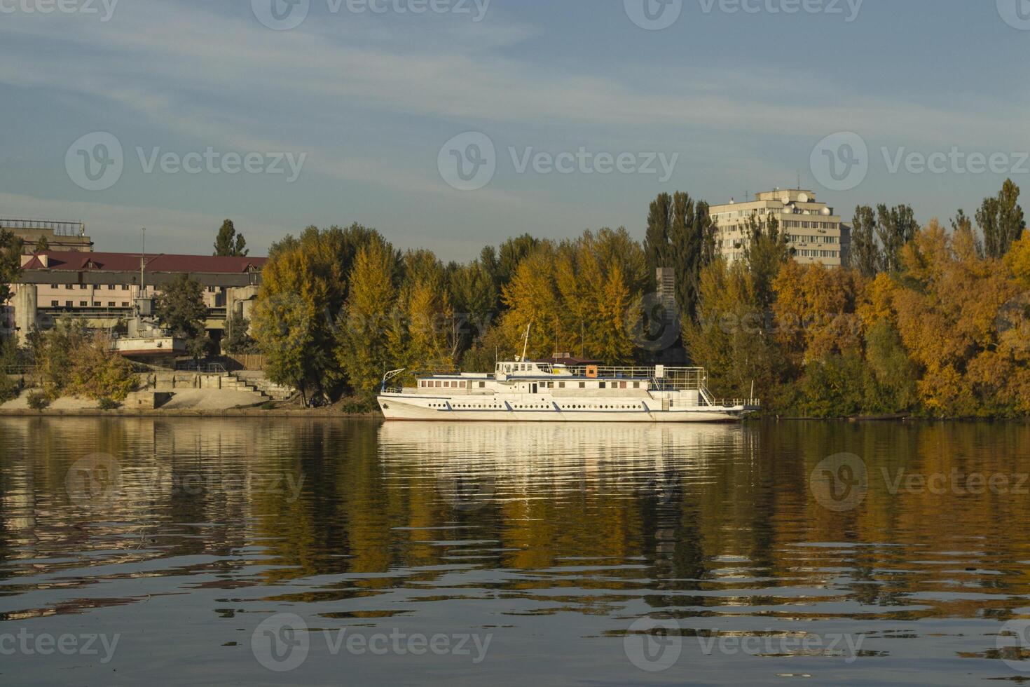de Yacht på de flod nära höst parkera. foto