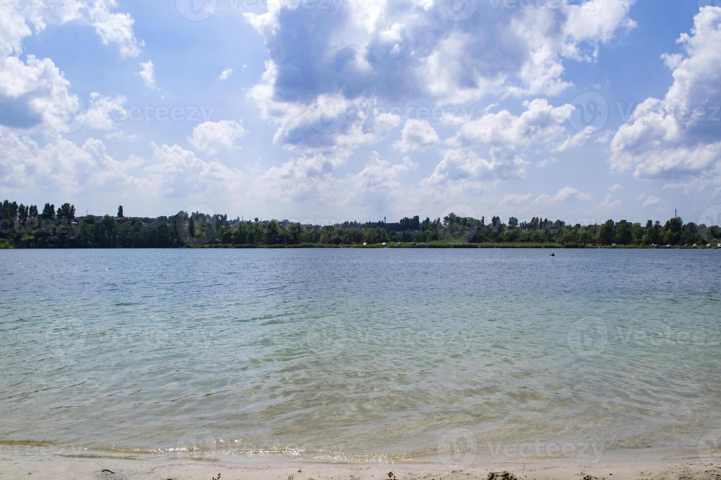 skön blå sjö. sommar landskap. de skönhet av natur. foto