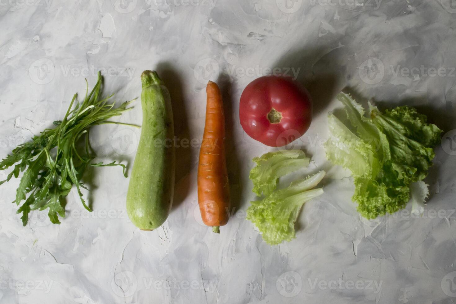 grupp av grönsaker på en kök tabell. Ingredienser för matlagning sallad. foto