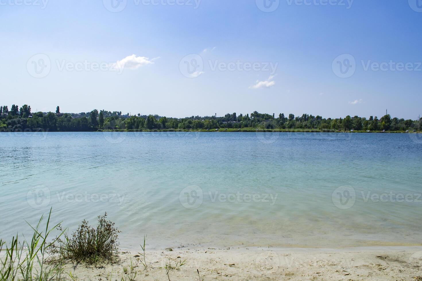 skön blå sjö. sommar landskap. de skönhet av natur. foto