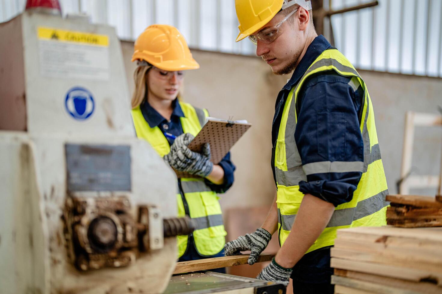 arbetstagare snickare arbetssätt i maskiner till skära trä timmer. man och kvinna är crafting med trä i en verkstad. två hantverkare eller hantverkare arbetssätt med snickare verktyg eller elektrisk maskiner. foto