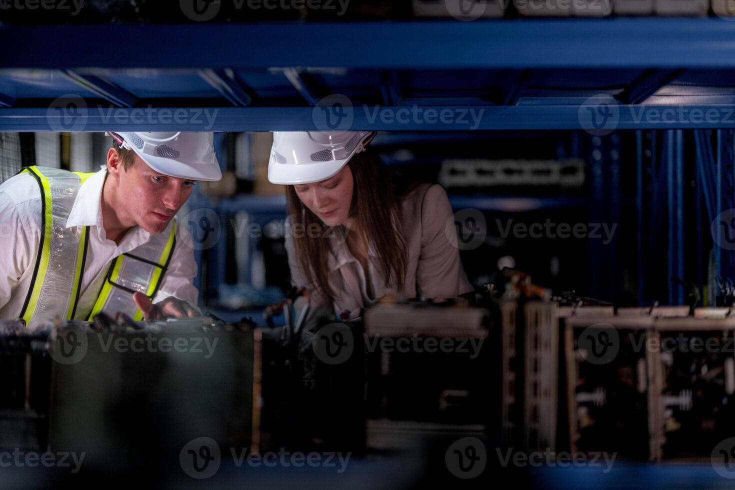 tekniker ingenjörer team kontroll de maskin och underhåll service. arbetare ser på reserv delar i stock på lager fabrik. arbetare med en checklista ser på del av maskin delar. foto