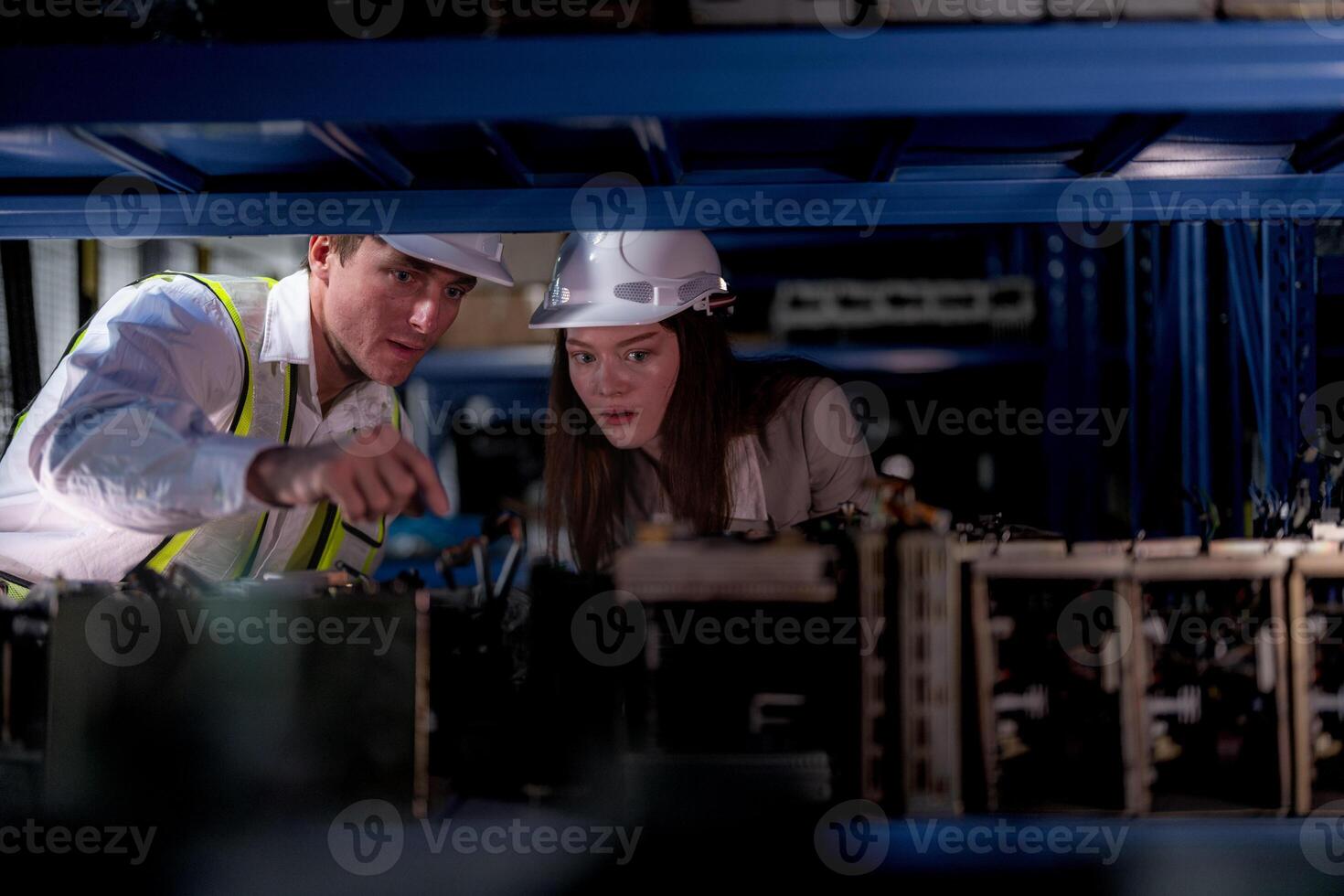 tekniker ingenjörer team kontroll de maskin och underhåll service. arbetare ser på reserv delar i stock på lager fabrik. arbetare med en checklista ser på del av maskin delar. foto