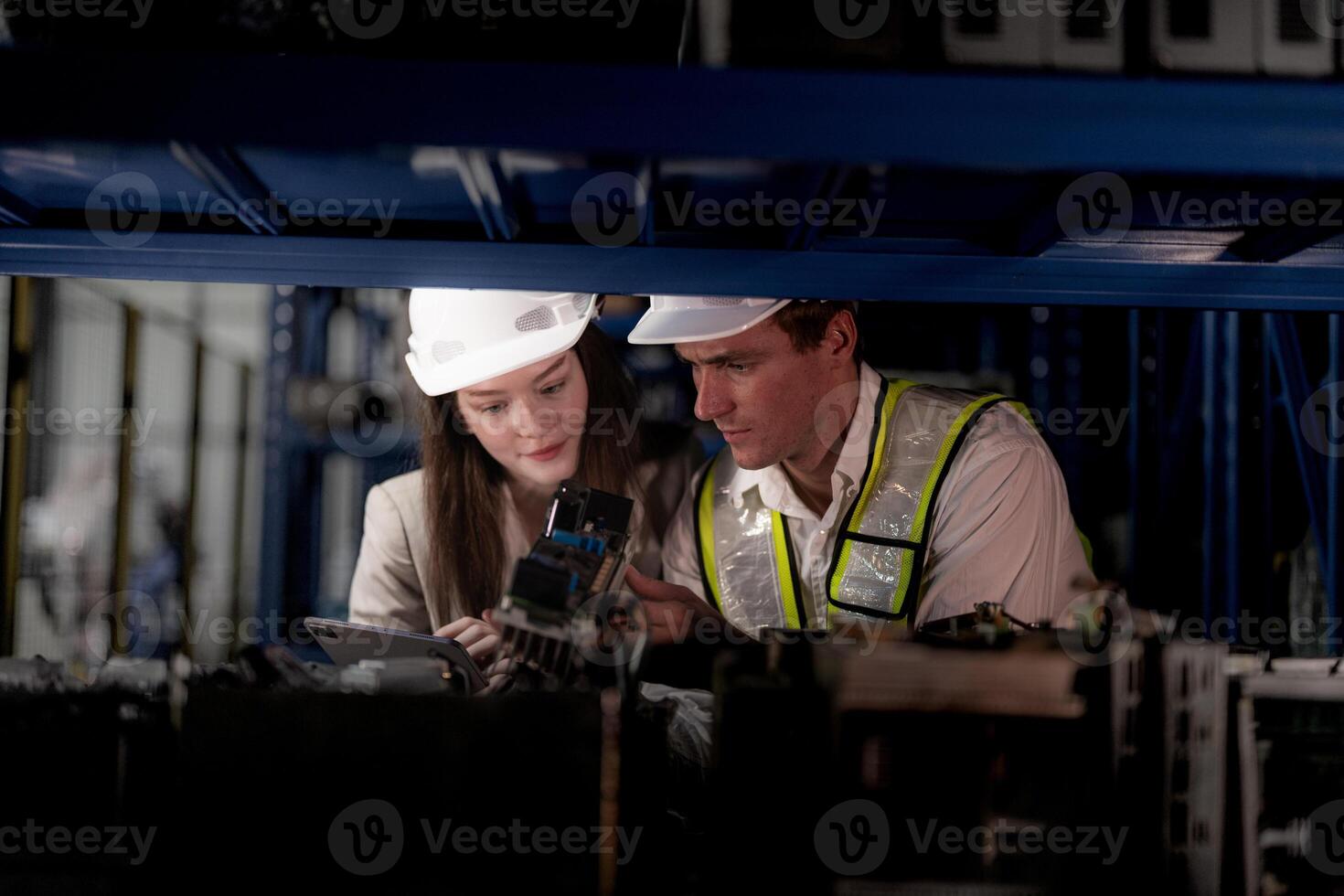 tekniker ingenjörer team kontroll de maskin och underhåll service. arbetare ser på reserv delar i stock på lager fabrik. arbetare med en checklista ser på del av maskin delar. foto