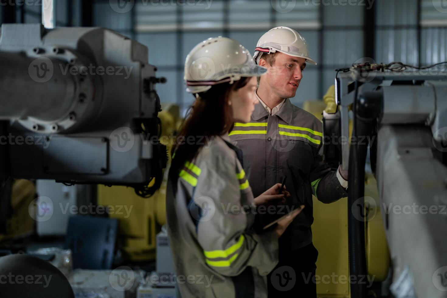 ingenjörer kolla upp kontrollera tung maskin robot ärm. olika team av industriell robotik ingenjörer samlade in runt om maskin. professionell maskineri operatörer reparera elektrisk robot på ljus digital panel. foto