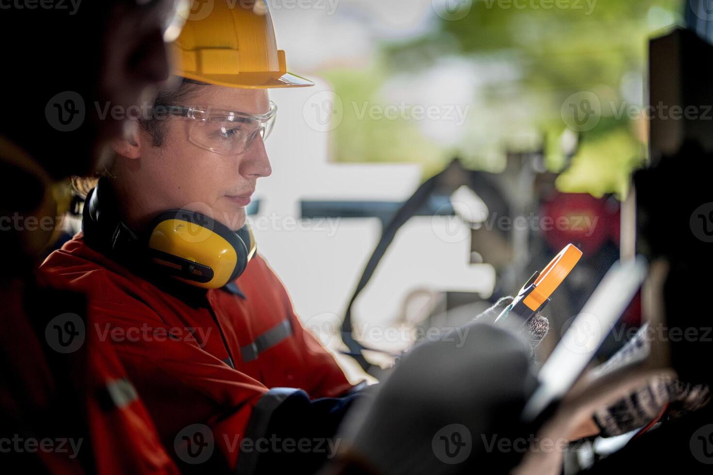 ingenjör man kontroll de status av maskin och Begagnade rycka till skruva några del av Utrustning på cnc fabrik. arbetstagare bär säkerhet glasögon och hjälm. underhåll och reparation begrepp. foto