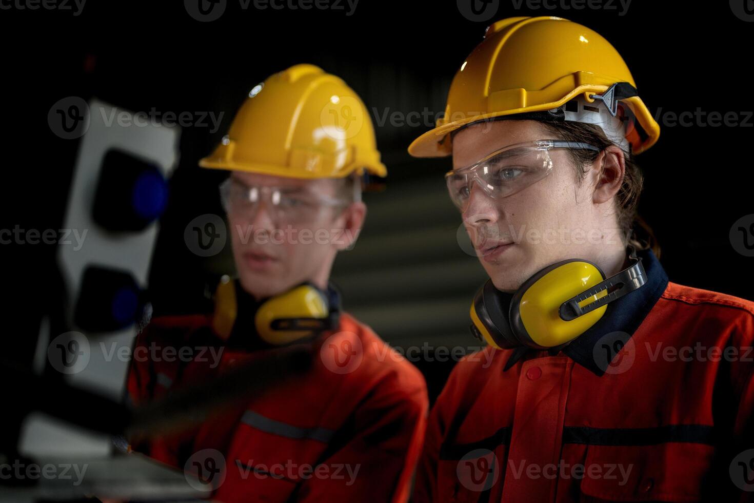 manlig ingenjör arbetare underhåll automatisk robot ärm maskin i en fabrik. arbetstagare kontroll och reparation automatisk robot hand maskin. tekniker arbetstagare kolla upp för reparera fabrik maskin. foto