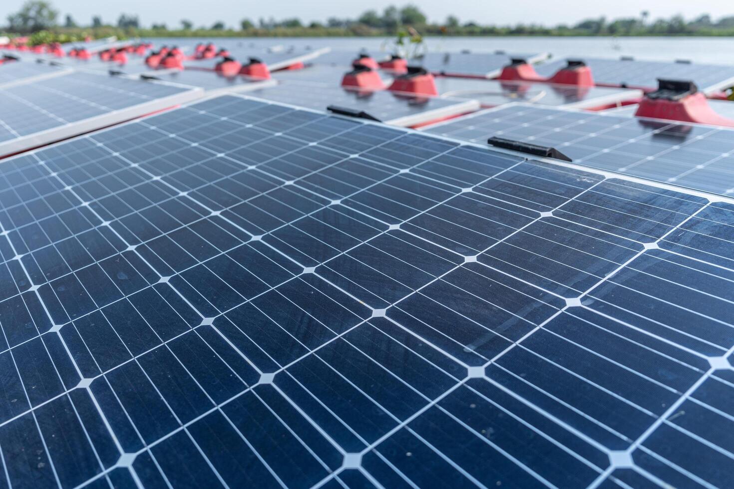 flytande sol- paneler på vatten sjö. sol- paneler på Sol ljus. rena energi för framtida levande. industriell förnybar energi av grön kraft. foto