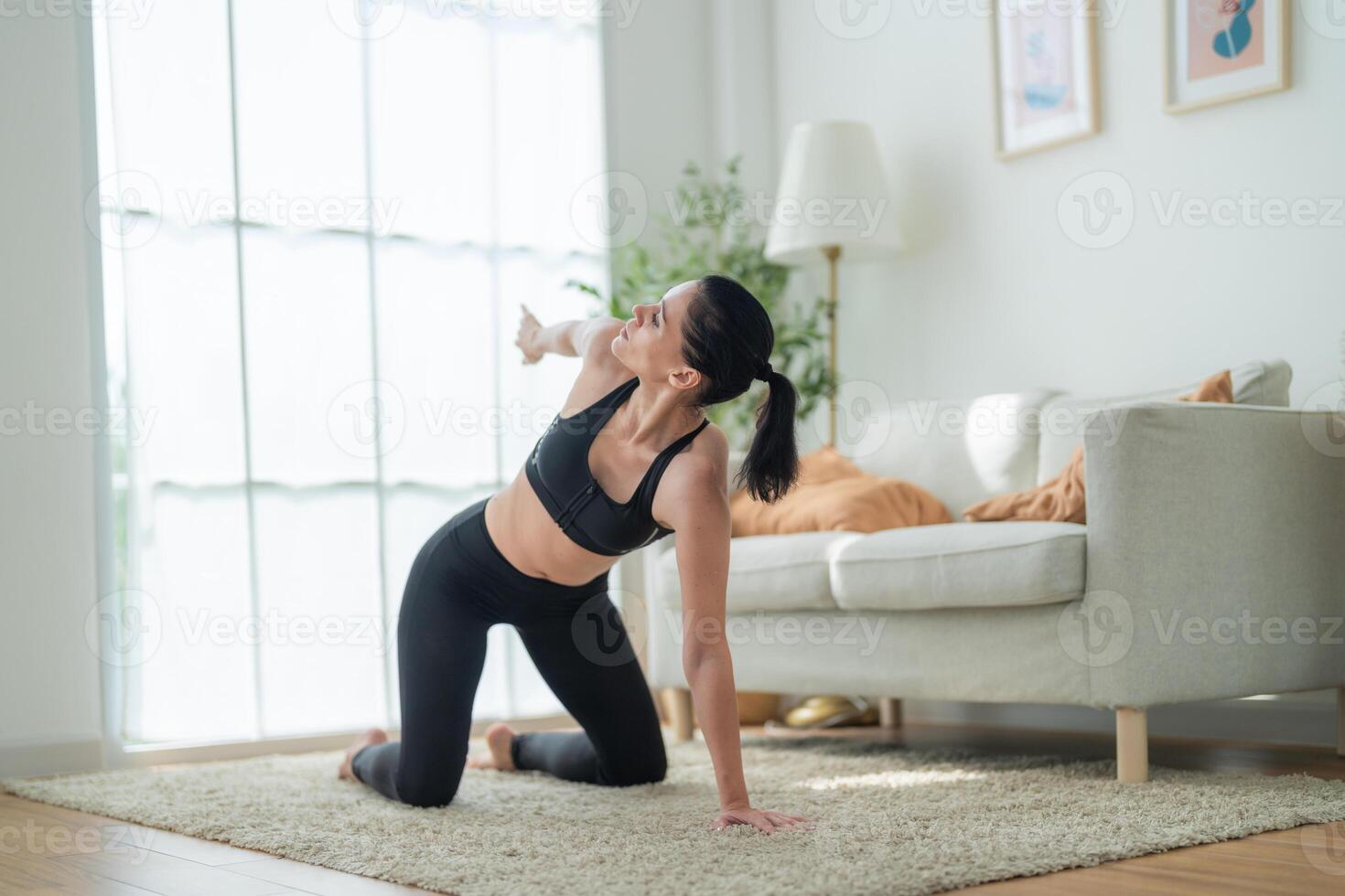 stänga upp kvinnor självsäker Träning yoga. atletisk kvinnor i sportkläder håller på med kondition stretching övningar på Hem i de levande rum. sport och rekreation begrepp. yoga lärare är portion flicka. foto