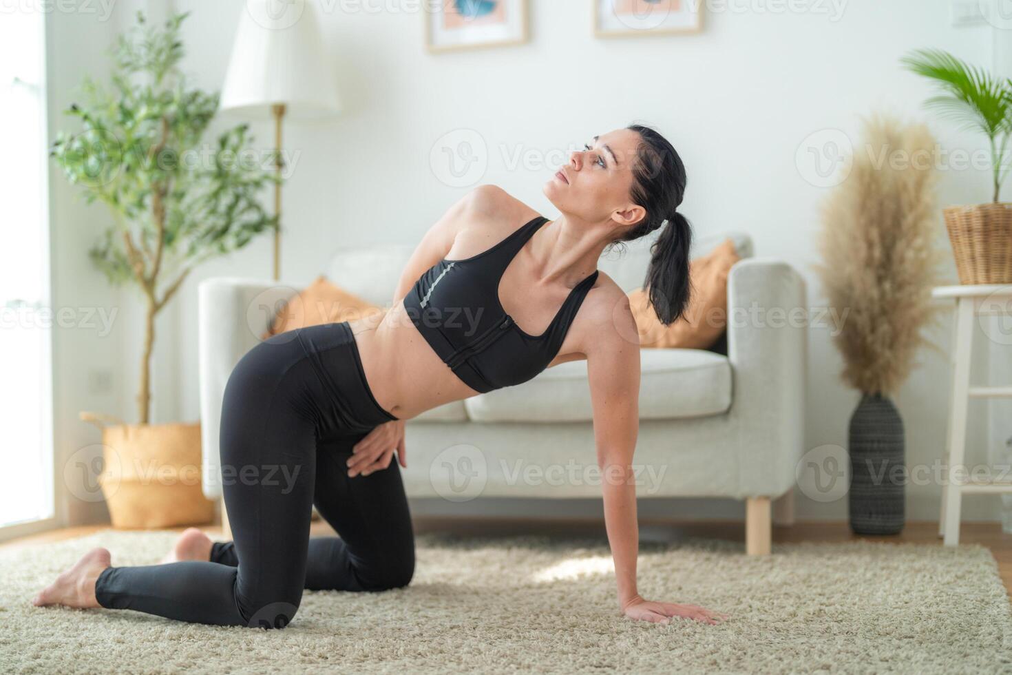 stänga upp kvinnor självsäker Träning yoga. atletisk kvinnor i sportkläder håller på med kondition stretching övningar på Hem i de levande rum. sport och rekreation begrepp. yoga lärare är portion flicka. foto