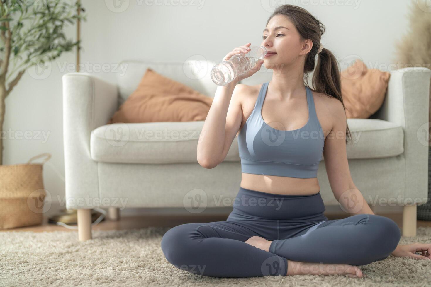 stänga upp av ung ansikte caucasian kondition kvinna bär sport kläder Träning inomhus- dricka färsk vatten. friska livsstil och friskvård. foto