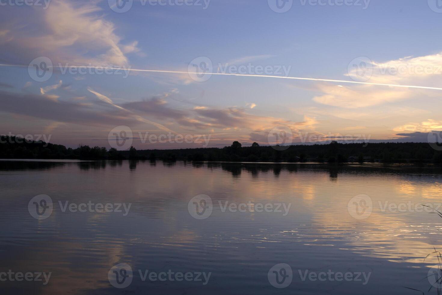 en skön solnedgång på sjö. foto