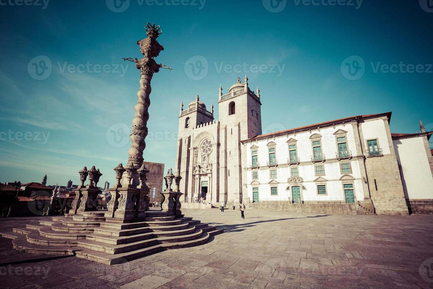 de porto katedral är en populär turist attraktion av portugal foto