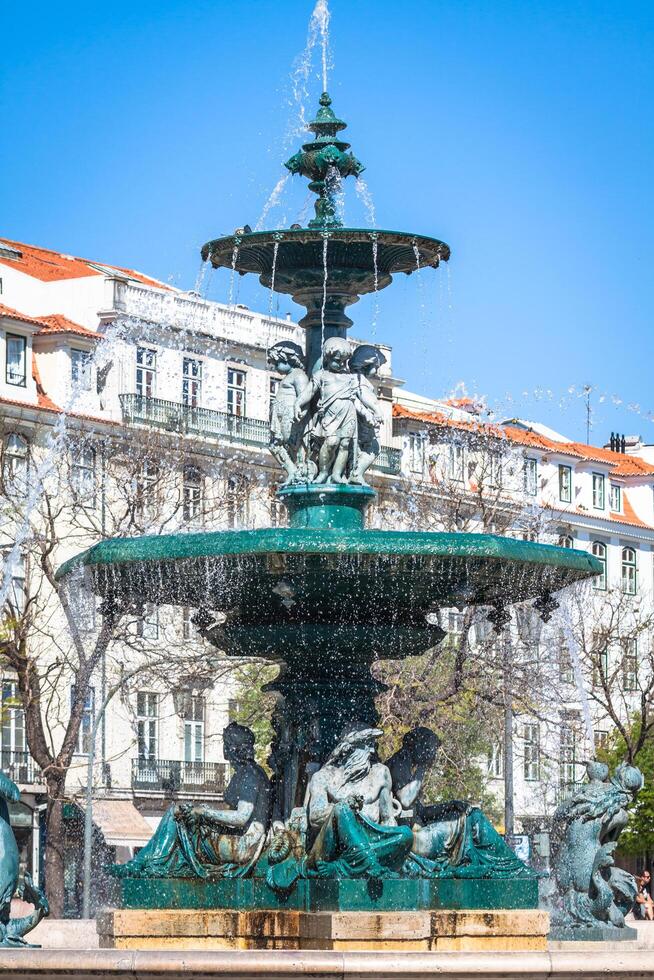 rossio fyrkant med fontän belägen på baixa distrikt i Lissabon, portugal foto