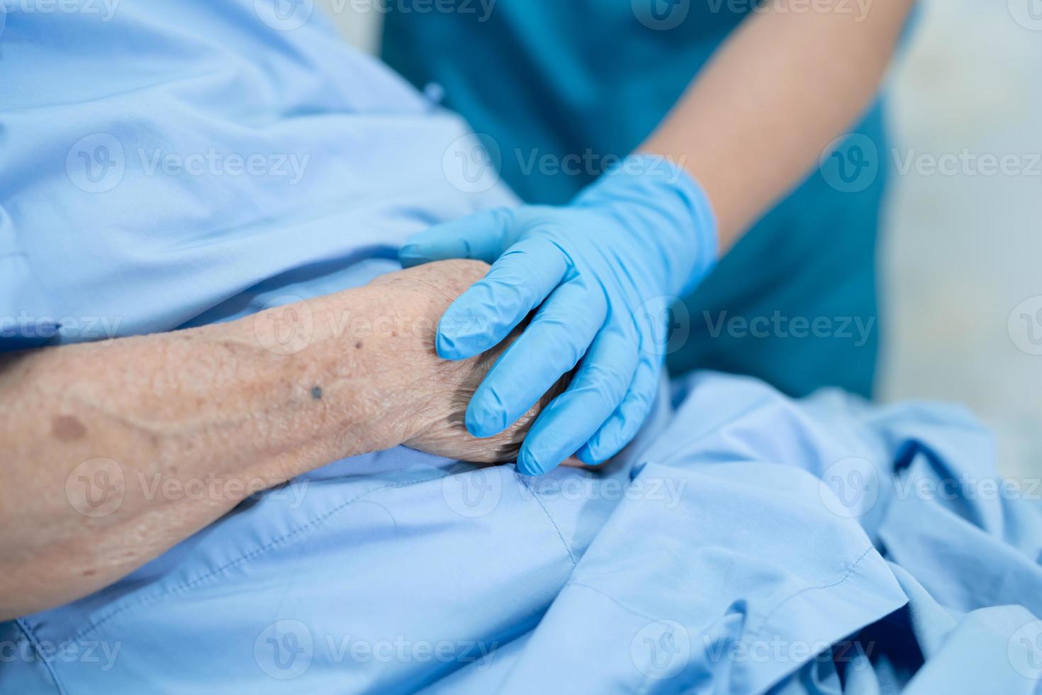 läkare bär medicinsk mask och handskar med stetoskop på sjukhus för att skydda infektion och döda nya coronavirus covid-19-virus. foto