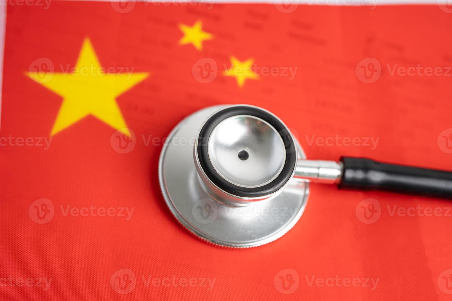 svart stetoskop på Kina flagga bakgrund, affärs- och finanskoncept. foto