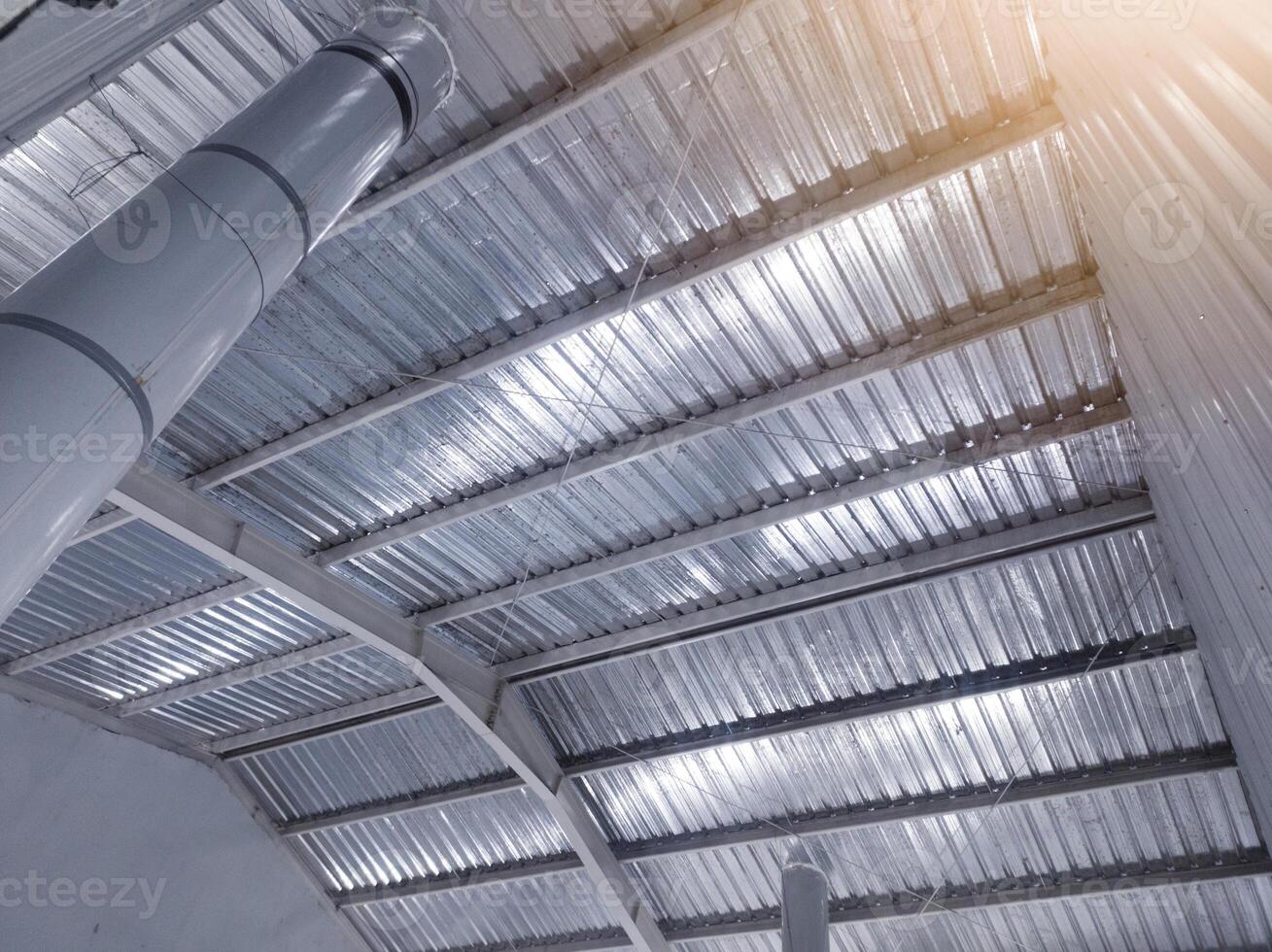 industriell instalation av uttömma luft ventilation för inomhus- stängd rum med byggnad konstruktion taket. foto