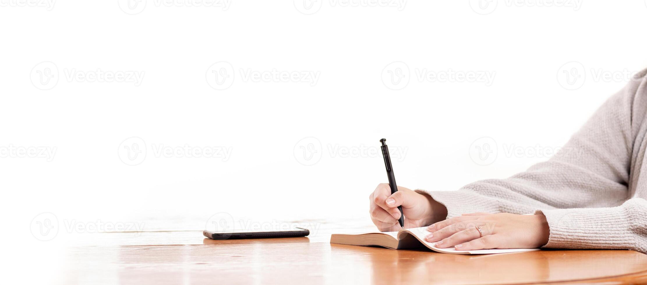 kvinna handstil skola examen svar i en bok med svart penna på vit bakgrund foto
