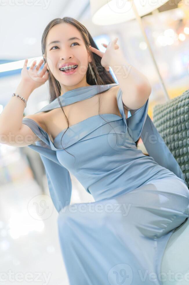 porträtt av en skön kvinna i en blå klänning foto