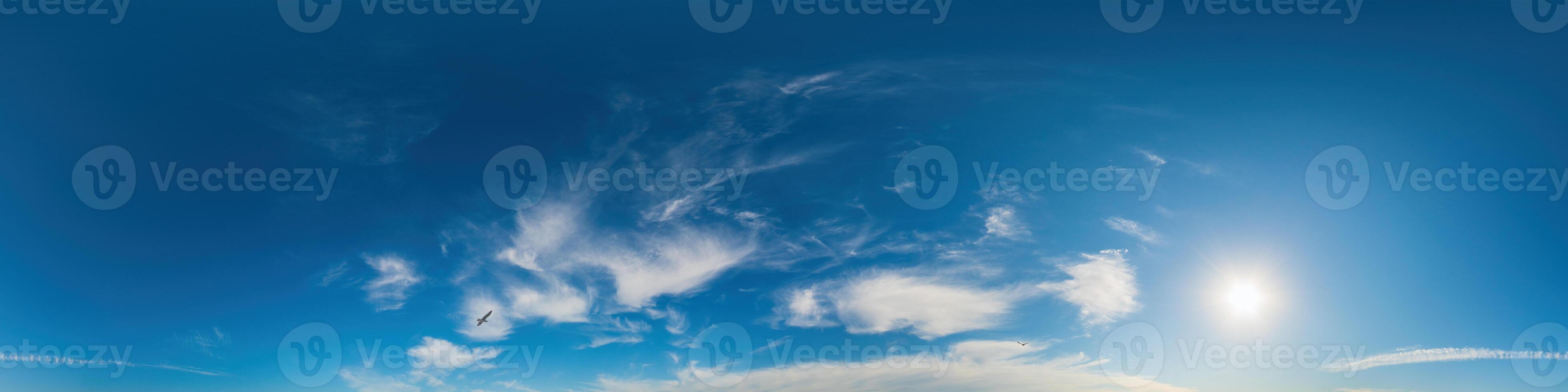 blå himmel panorama med cirrus moln. sömlös hdr 360 grad pano i sfärisk likriktad formatera. himmel kupol eller zenit för 3d visualisering, spel och himmel ersättning för antenn Drönare 360 panorama foto