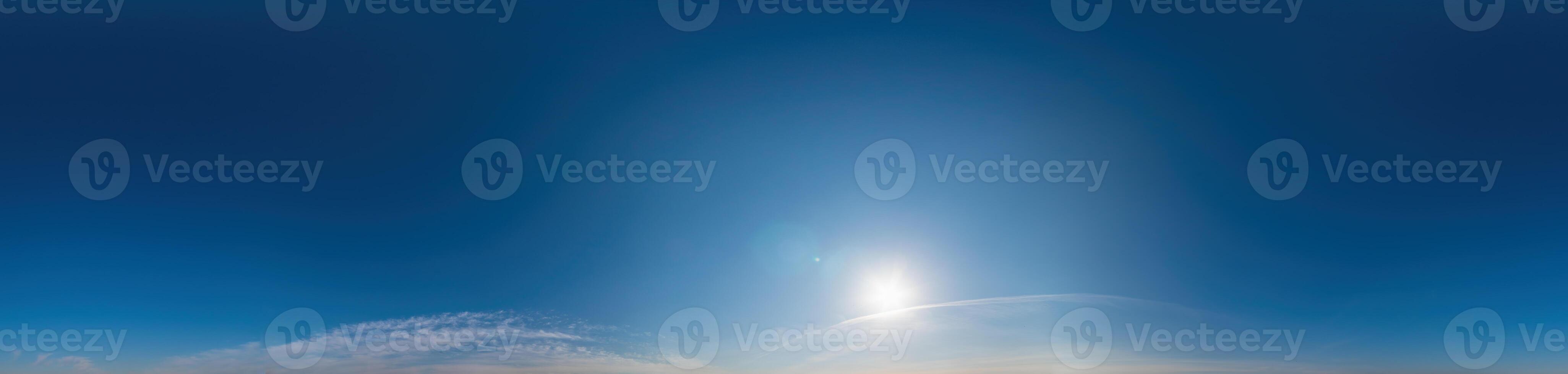 blå himmel med cirrus moln sömlös panorama i sfärisk likriktad formatera. komplett zenit för använda sig av i 3d grafik, spel och för kompositer i antenn Drönare 360 grad panorama som en himmel kupol foto