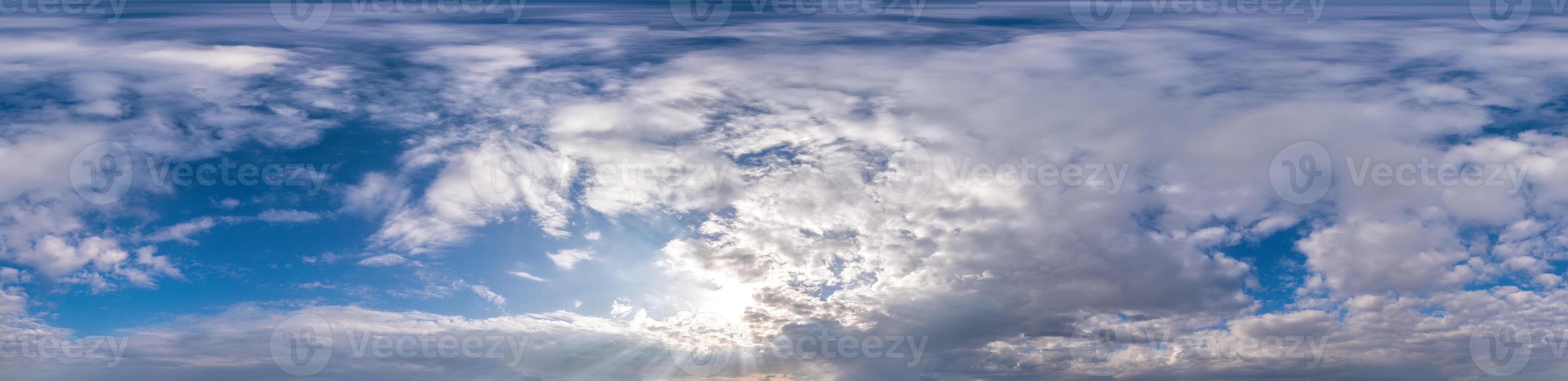 blå himmel med stackmoln moln sömlös panorama i sfärisk likriktad formatera. komplett zenit för använda sig av i 3d grafik, spel och för kompositer i antenn Drönare 360 grad panorama som en himmel kupol foto