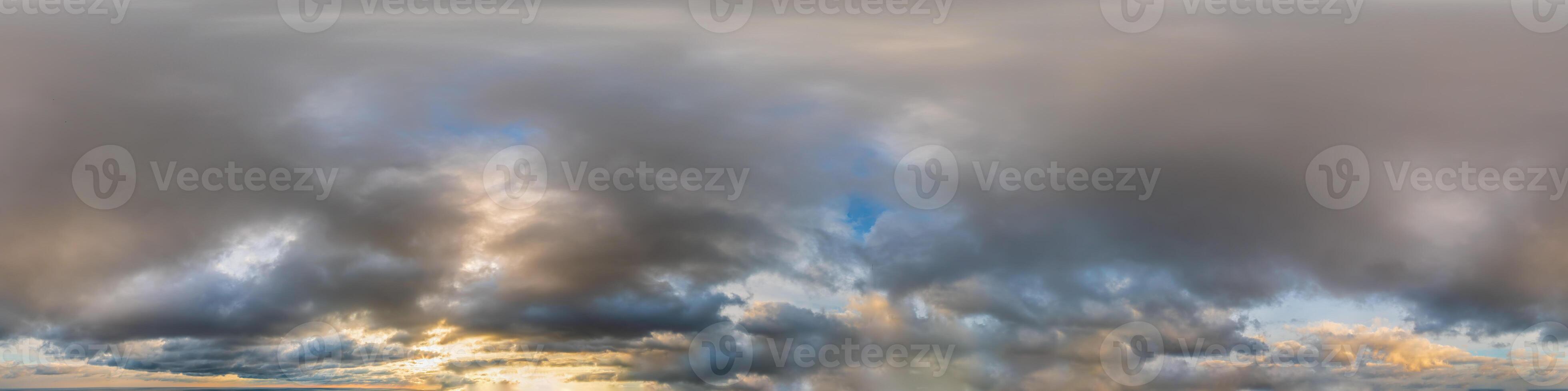 sömlös himmel panorama på solnedgång med mång skiktad moln i sfärisk likriktad formatera med komplett zenit för använda sig av i 3d grafik, spel och för antenn Drönare 360 grad panorama som en himmel kupol. foto