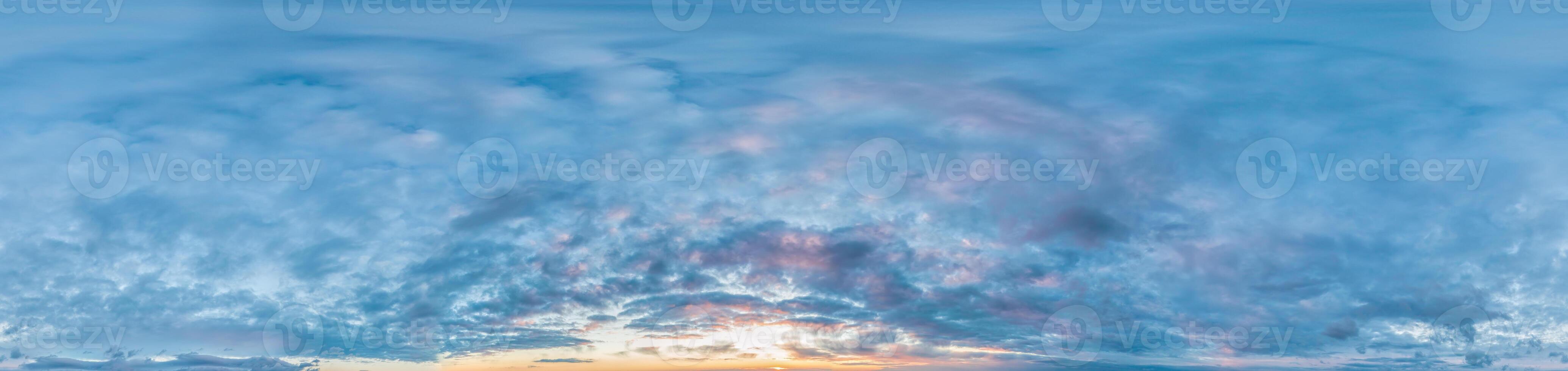 himmel panorama med altocumulus moln i sömlös sfärisk likriktad formatera med komplett zenit för använda sig av i 3d grafik, spel och kompositer i antenn Drönare 360 grad panoramabilder, som himmel kupol. foto