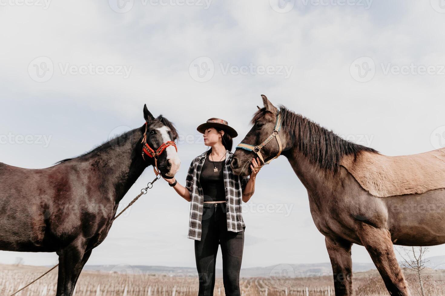 ung Lycklig kvinna i hatt med henne häst i kväll solnedgång ljus. utomhus- fotografi med mode modell flicka. livsstil humör. begrepp av utomhus- ridning, sporter och rekreation. foto