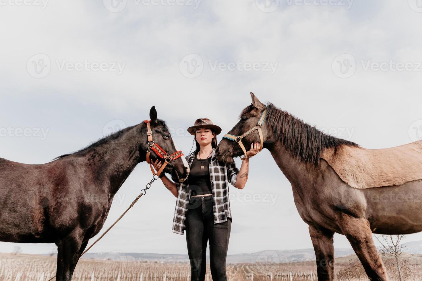 ung Lycklig kvinna i hatt med henne häst i kväll solnedgång ljus. utomhus- fotografi med mode modell flicka. livsstil humör. begrepp av utomhus- ridning, sporter och rekreation. foto