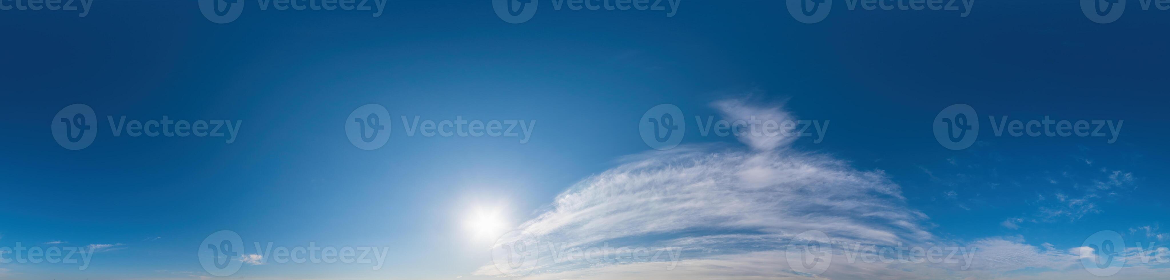 blå himmel med cirrus moln sömlös panorama i sfärisk likriktad formatera. komplett zenit för använda sig av i 3d grafik, spel och för kompositer i antenn Drönare 360 grad panorama som en himmel kupol foto