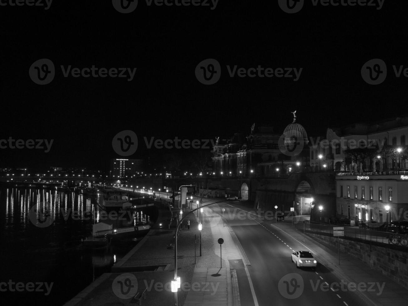 de stad av dresden på natt foto