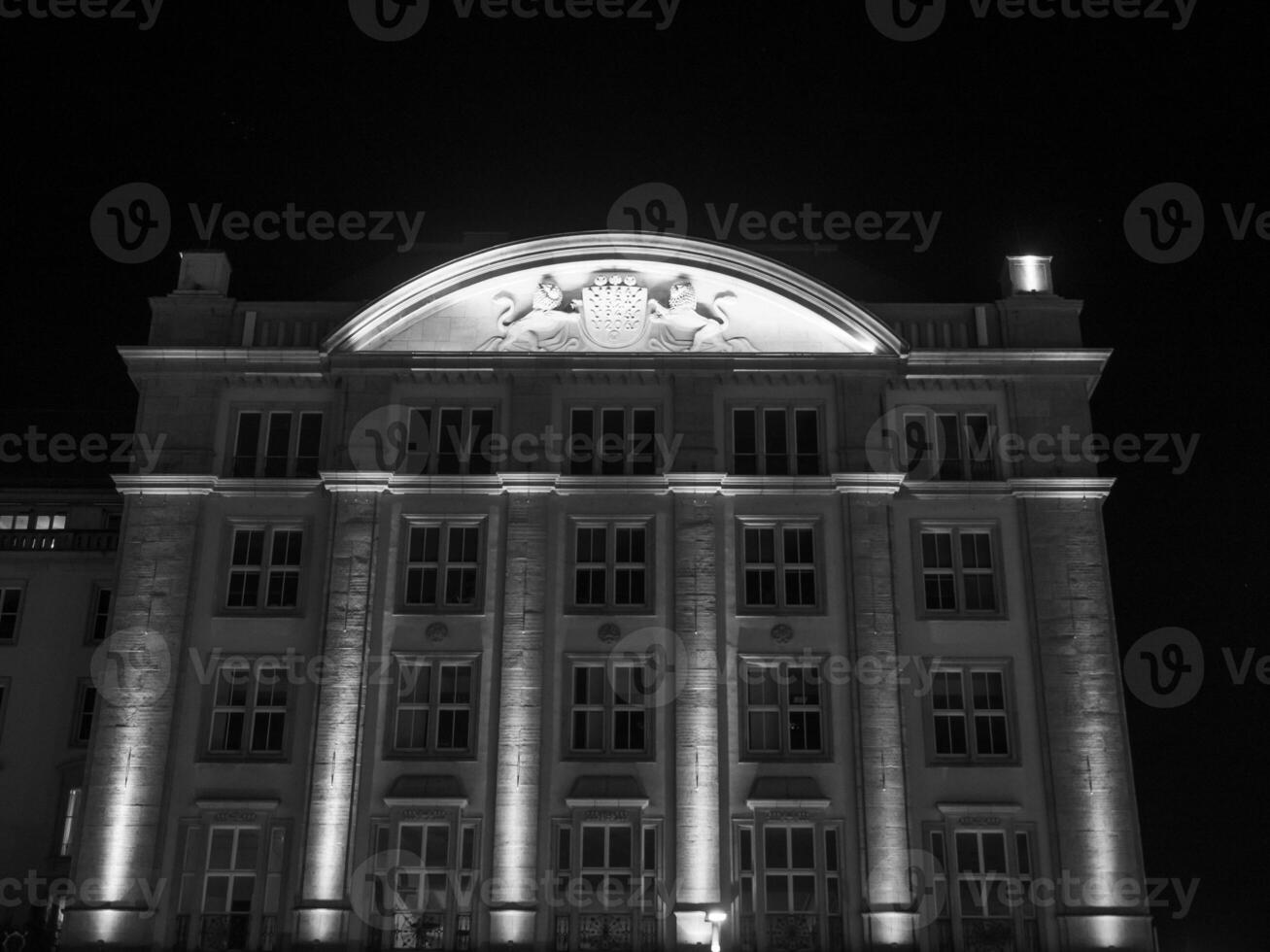 de stad av dresden på natt foto