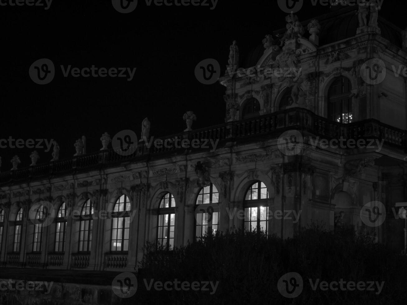 de stad av dresden på natt foto