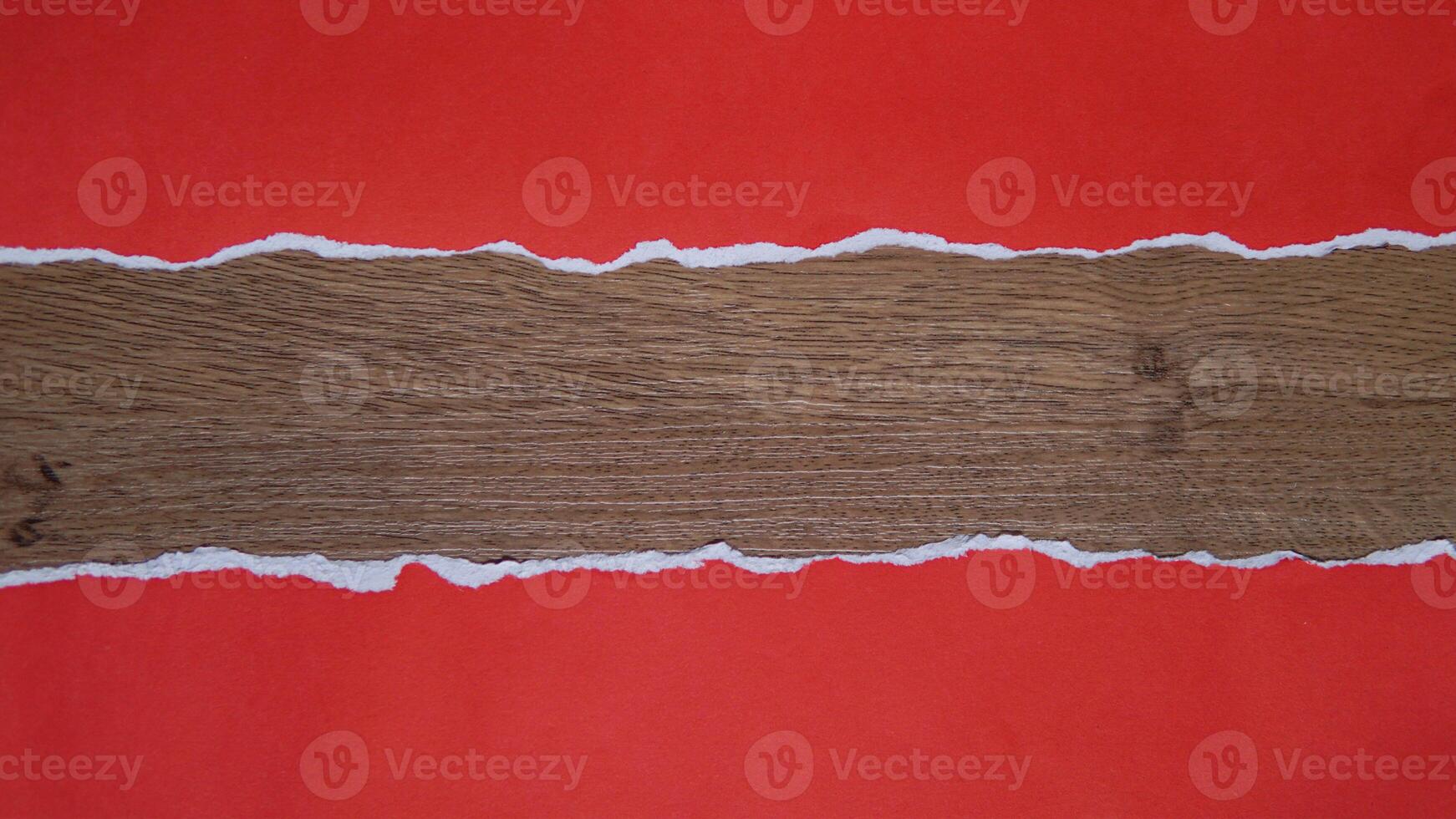 trasig röd papper ark isolerat på trä- textur bakgrund foto