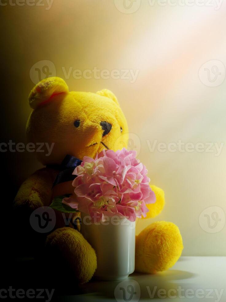 stänga upp Björn och rosa hortensia blomma foto